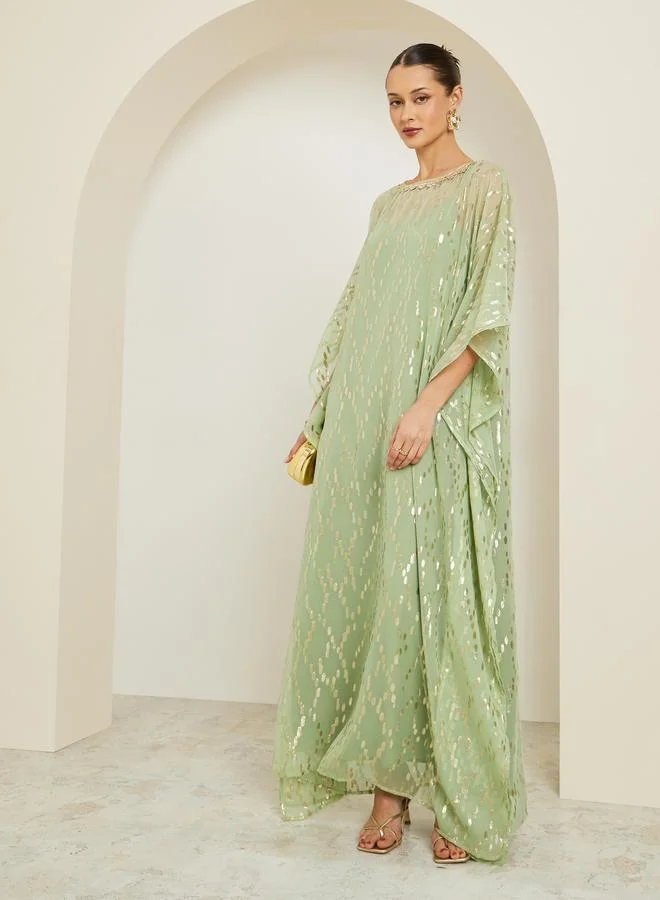 أميرة قفطان منمق بتفاصيل بارزة الملمس